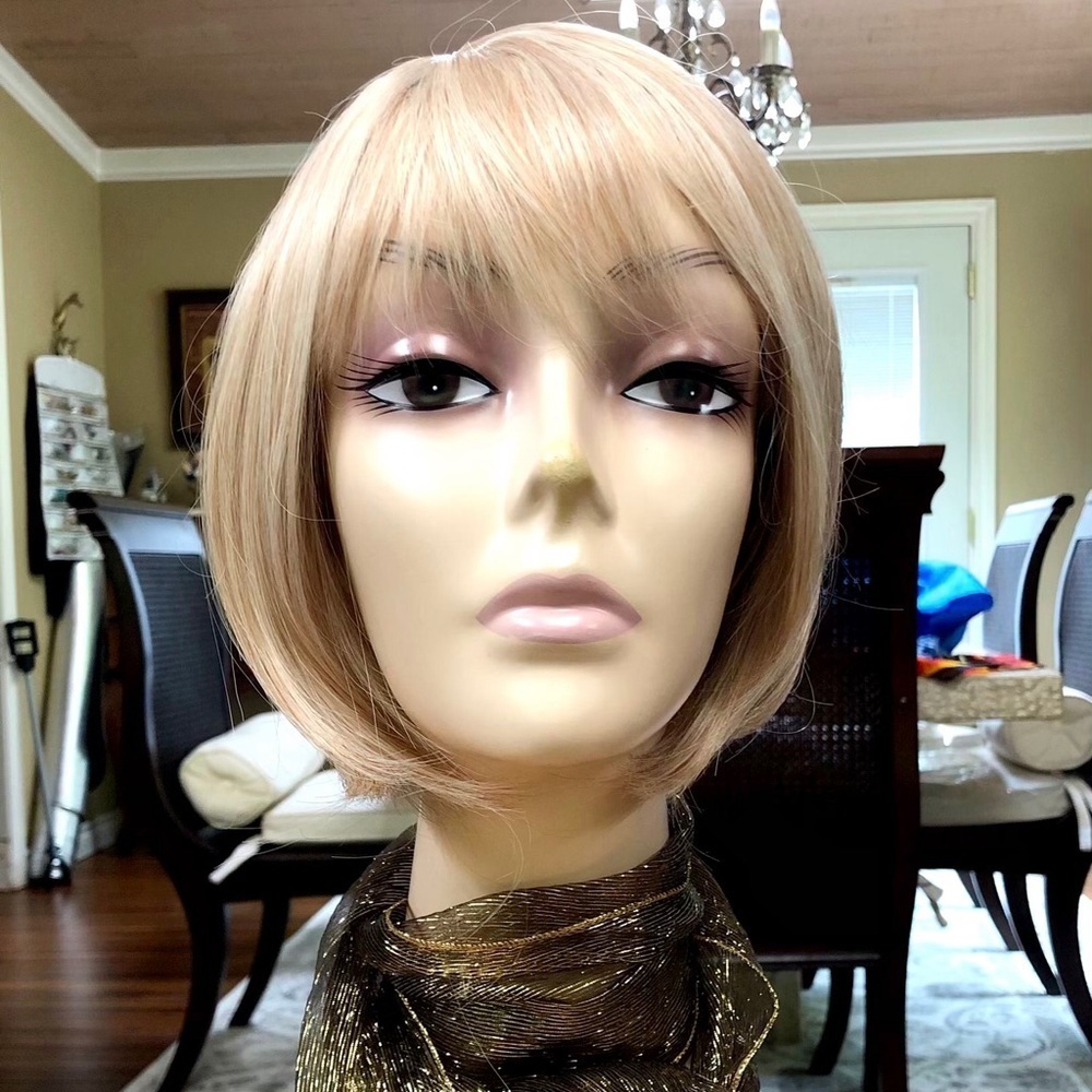 SALE!!!Gorgeous blond highlighted wig.